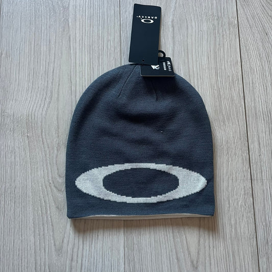 Oakley Ellipse Beanie Gray crafted from soft 100% acrylic fabric with a reversible two-sided build. Includes Oakley’s signature Center white ellipse logo on the front. Designed for casual wear and outdoor performance with reliable warmth and fit.