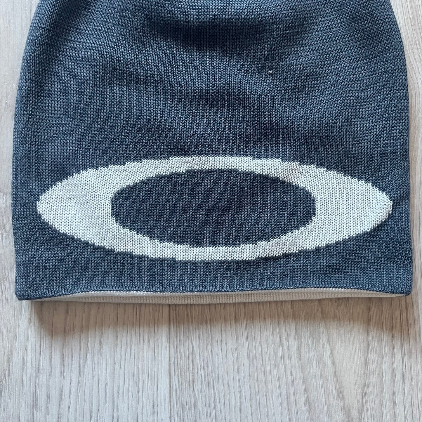 Oakley Ellipse Beanie Gray crafted from soft 100% acrylic fabric with a reversible two-sided build. Includes Oakley’s signature Center white ellipse logo on the front. Designed for casual wear and outdoor performance with reliable warmth and fit.