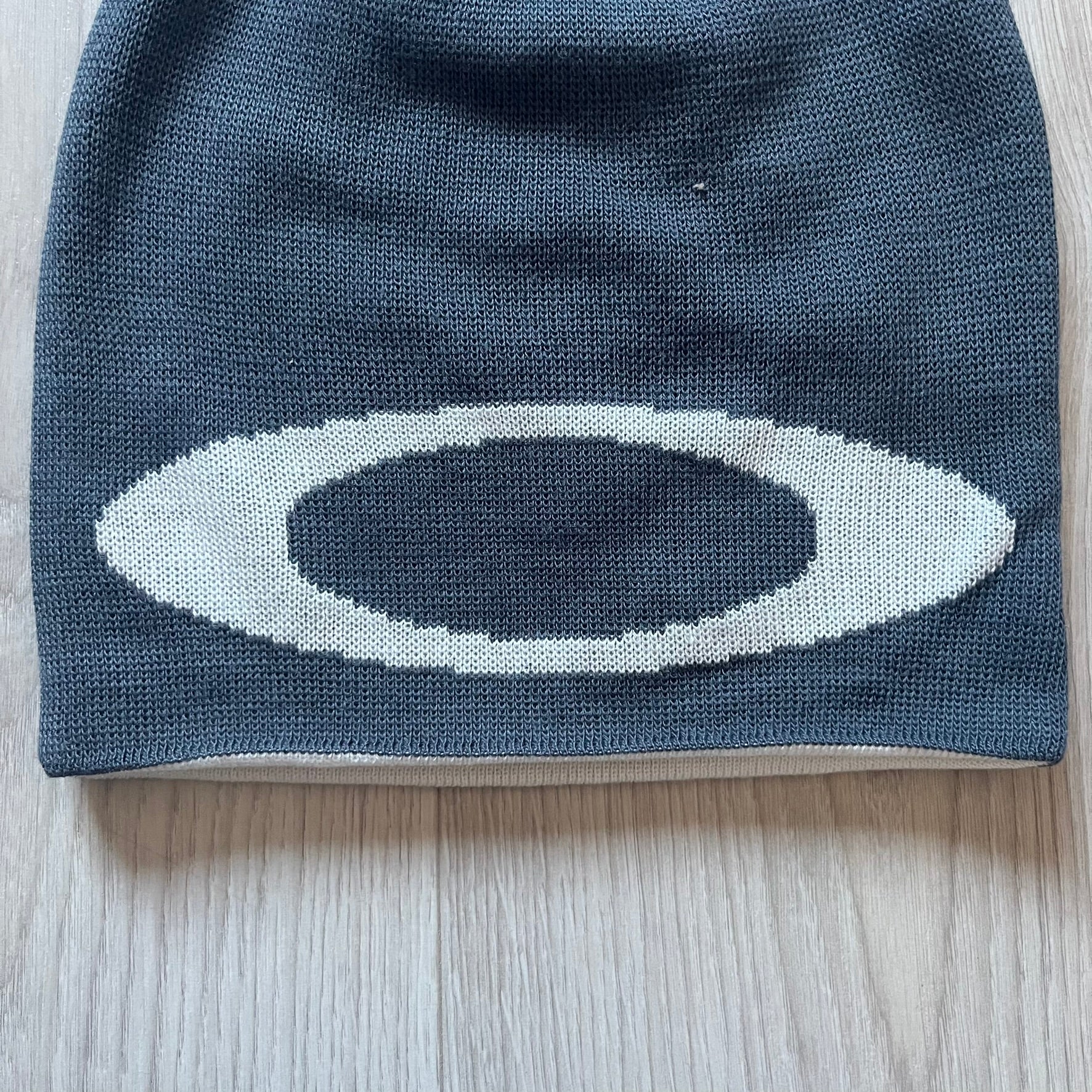 Oakley Ellipse Beanie Gray crafted from soft 100% acrylic fabric with a reversible two-sided build. Includes Oakley’s signature Center white ellipse logo on the front. Designed for casual wear and outdoor performance with reliable warmth and fit.