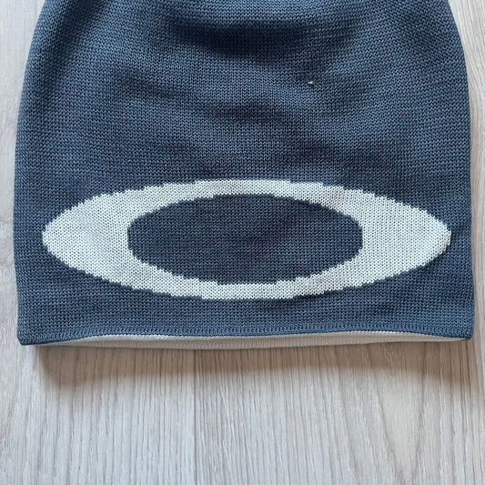 Oakley Ellipse Beanie Gray crafted from soft 100% acrylic fabric with a reversible two-sided build. Includes Oakley’s signature Center white ellipse logo on the front. Designed for casual wear and outdoor performance with reliable warmth and fit.