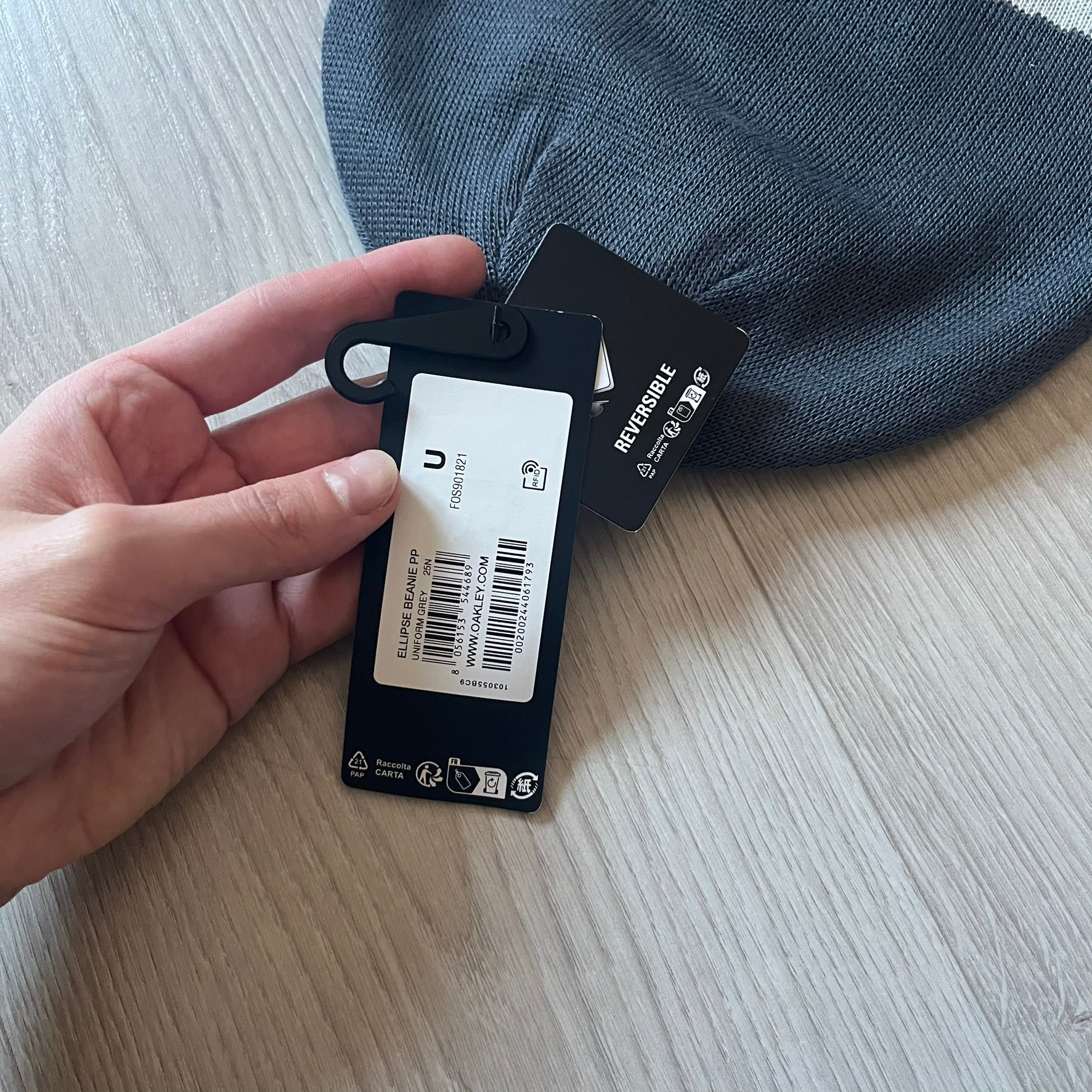 Oakley Ellipse Beanie Gray crafted from soft 100% acrylic fabric with a reversible two-sided build. Includes Oakley’s signature Center white ellipse logo on the front. Designed for casual wear and outdoor performance with reliable warmth and fit.