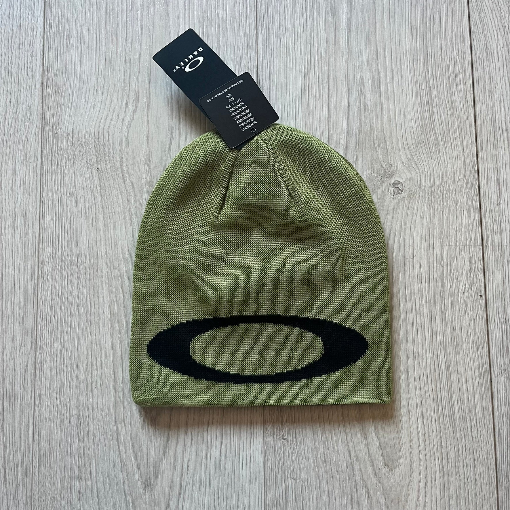 Oakley Ellipse Beanie Green crafted from soft 100% acrylic fabric with a reversible two-sided build. Includes Oakley’s signature Center black ellipse logo on the front. Designed for casual wear and outdoor performance with reliable warmth and fit.