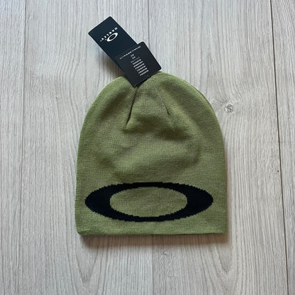 Oakley Ellipse Beanie Green crafted from soft 100% acrylic fabric with a reversible two-sided build. Includes Oakley’s signature Center black ellipse logo on the front. Designed for casual wear and outdoor performance with reliable warmth and fit.