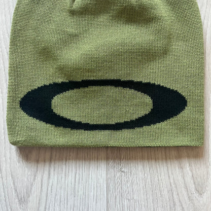 Oakley Ellipse Beanie Green crafted from soft 100% acrylic fabric with a reversible two-sided build. Includes Oakley’s signature Center black ellipse logo on the front. Designed for casual wear and outdoor performance with reliable warmth and fit.