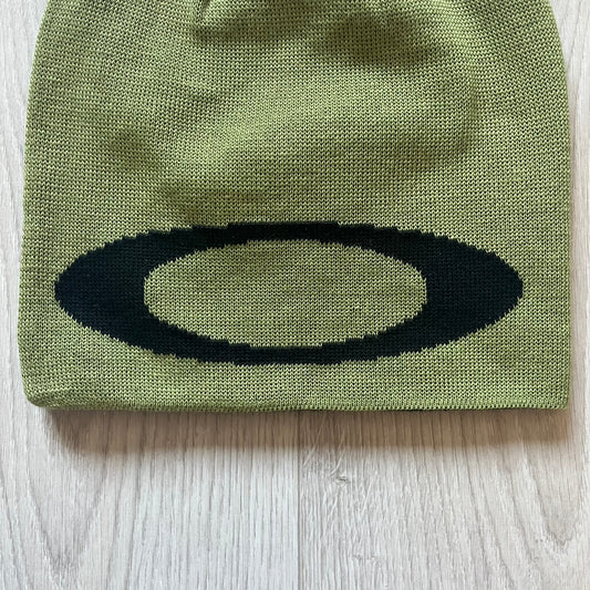 Oakley Ellipse Beanie Green crafted from soft 100% acrylic fabric with a reversible two-sided build. Includes Oakley’s signature Center black ellipse logo on the front. Designed for casual wear and outdoor performance with reliable warmth and fit.