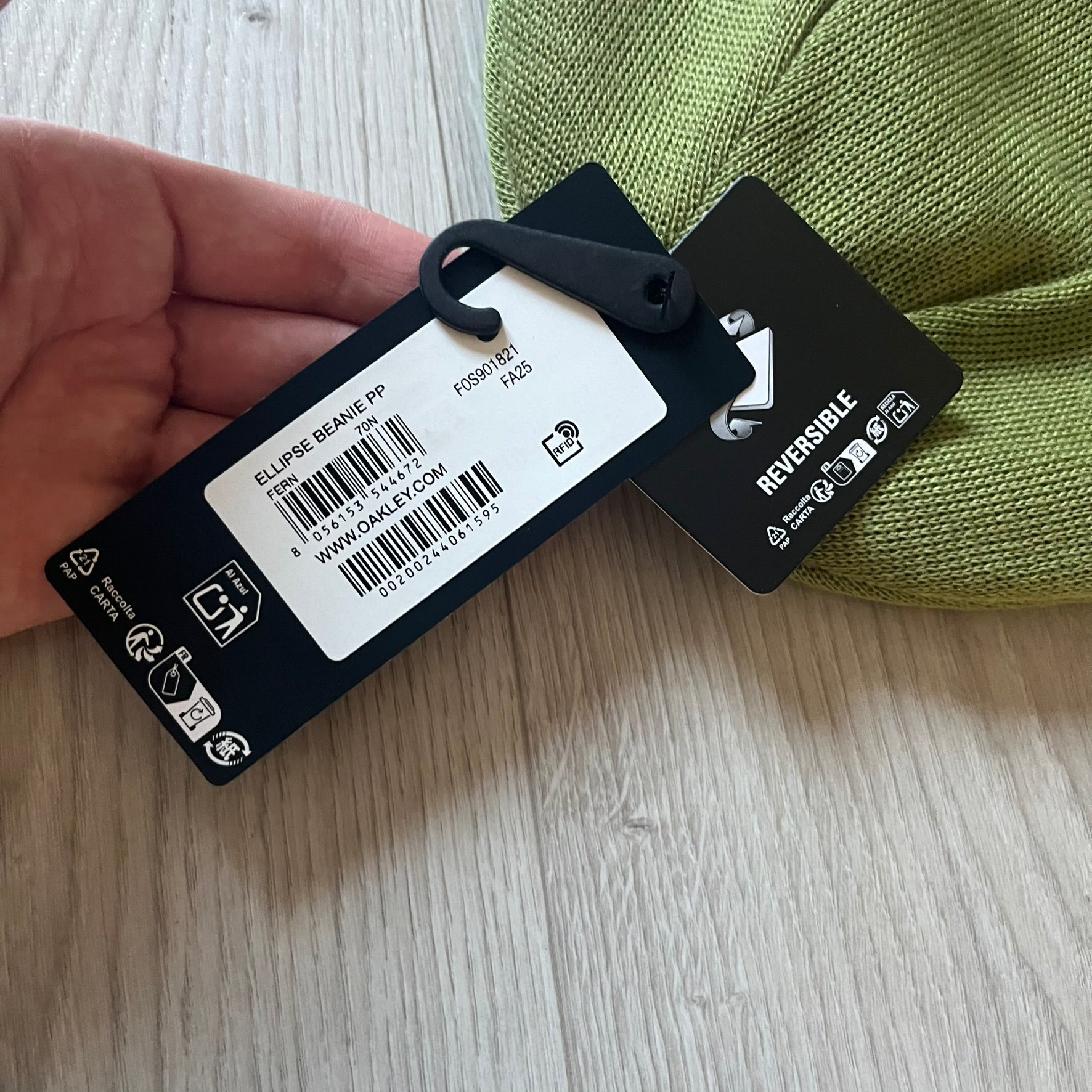 Oakley Ellipse Beanie Green crafted from soft 100% acrylic fabric with a reversible two-sided build. Includes Oakley’s signature Center black ellipse logo on the front. Designed for casual wear and outdoor performance with reliable warmth and fit.