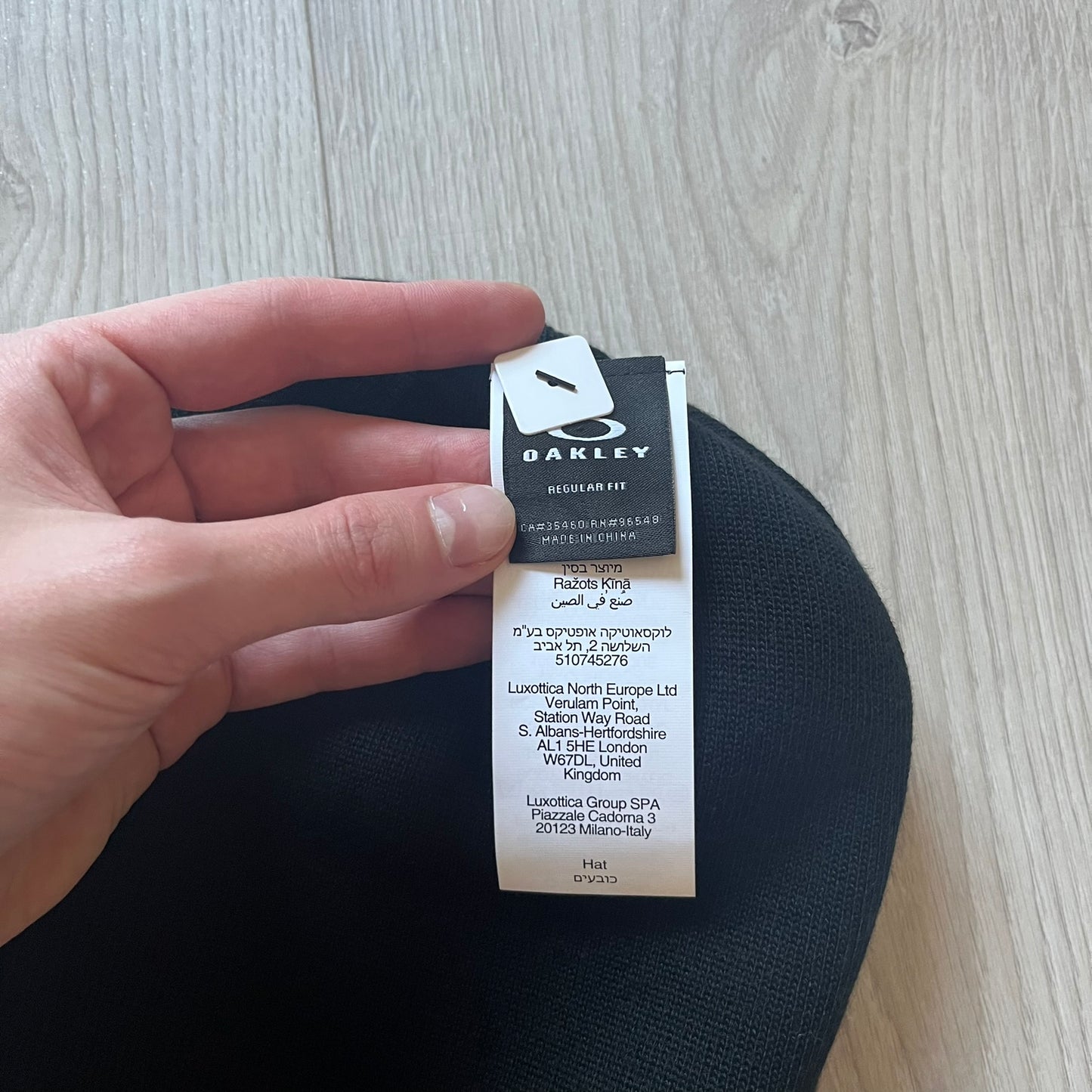 Oakley Ellipse Beanie Green crafted from soft 100% acrylic fabric with a reversible two-sided build. Includes Oakley’s signature Center black ellipse logo on the front. Designed for casual wear and outdoor performance with reliable warmth and fit.