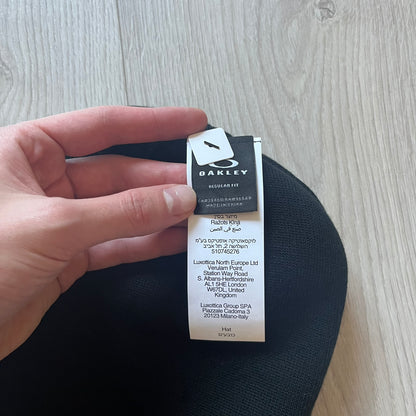 Oakley Ellipse Beanie Green crafted from soft 100% acrylic fabric with a reversible two-sided build. Includes Oakley’s signature Center black ellipse logo on the front. Designed for casual wear and outdoor performance with reliable warmth and fit.