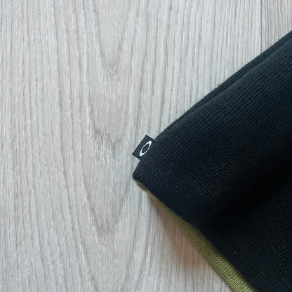 Oakley Ellipse Beanie Green crafted from soft 100% acrylic fabric with a reversible two-sided build. Includes Oakley’s signature Center black ellipse logo on the front. Designed for casual wear and outdoor performance with reliable warmth and fit.