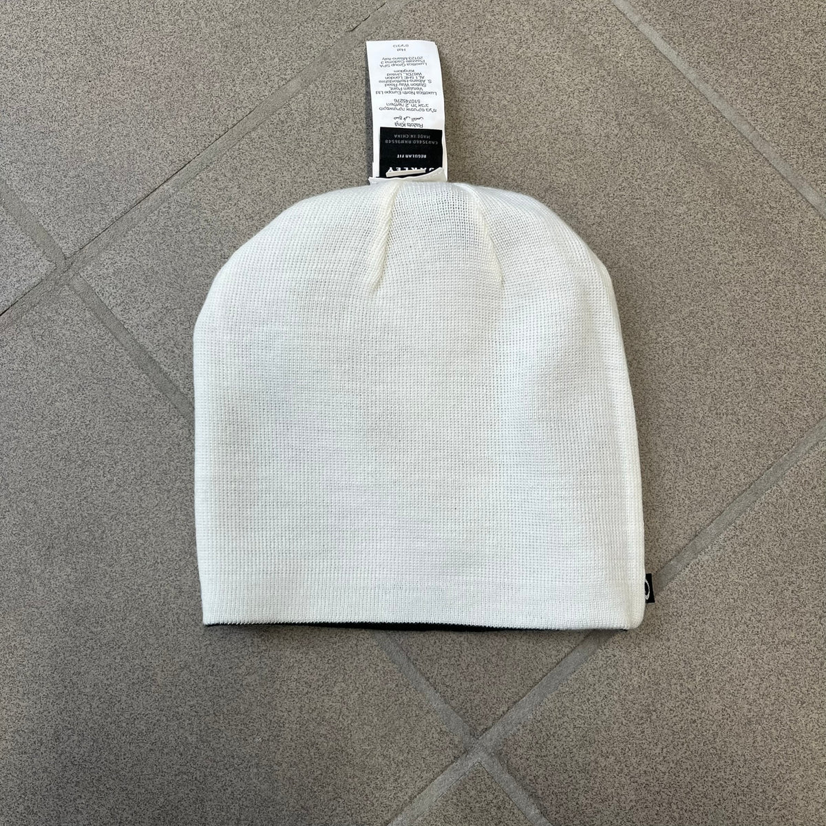 Oakley Ellipse Black Side Beanie is a classic-fit, fine-knit beanie made from 100% acrylic, with a reversible two-sided build. It has a contrasting white jacquard Oakley Ellipse logo on the side and a small logo flag. Designed for casual wear and outdoor performance with reliable warmth and fit.