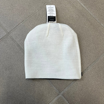 Oakley Ellipse Black Side Beanie is a classic-fit, fine-knit beanie made from 100% acrylic, with a reversible two-sided build. It has a contrasting white jacquard Oakley Ellipse logo on the side and a small logo flag. Designed for casual wear and outdoor performance with reliable warmth and fit.