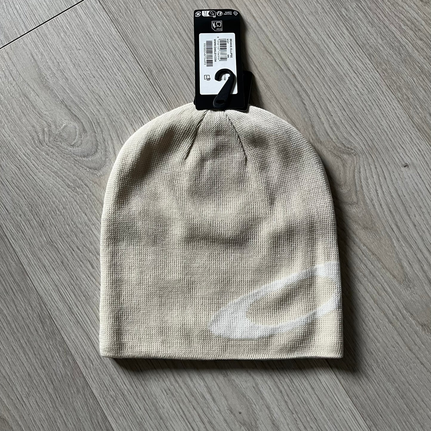 The Oakley Side Ellipse Beige Beanie is made from soft 100% acrylic and features a white tilted O ellipse logo on the side. Designed with a reversible construction for versatile use in changing conditions. A practical and understated piece from Oakley’s performance headwear line.