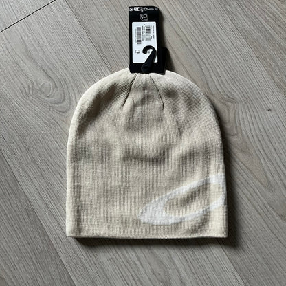 The Oakley Side Ellipse Beige Beanie is made from soft 100% acrylic and features a white tilted O ellipse logo on the side. Designed with a reversible construction for versatile use in changing conditions. A practical and understated piece from Oakley’s performance headwear line.