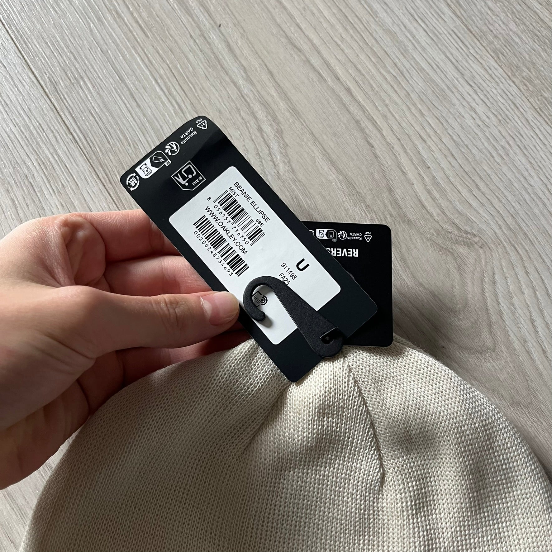 The Oakley Side Ellipse Beige Beanie is made from soft 100% acrylic and features a white tilted O ellipse logo on the side. Designed with a reversible construction for versatile use in changing conditions. A practical and understated piece from Oakley’s performance headwear line.