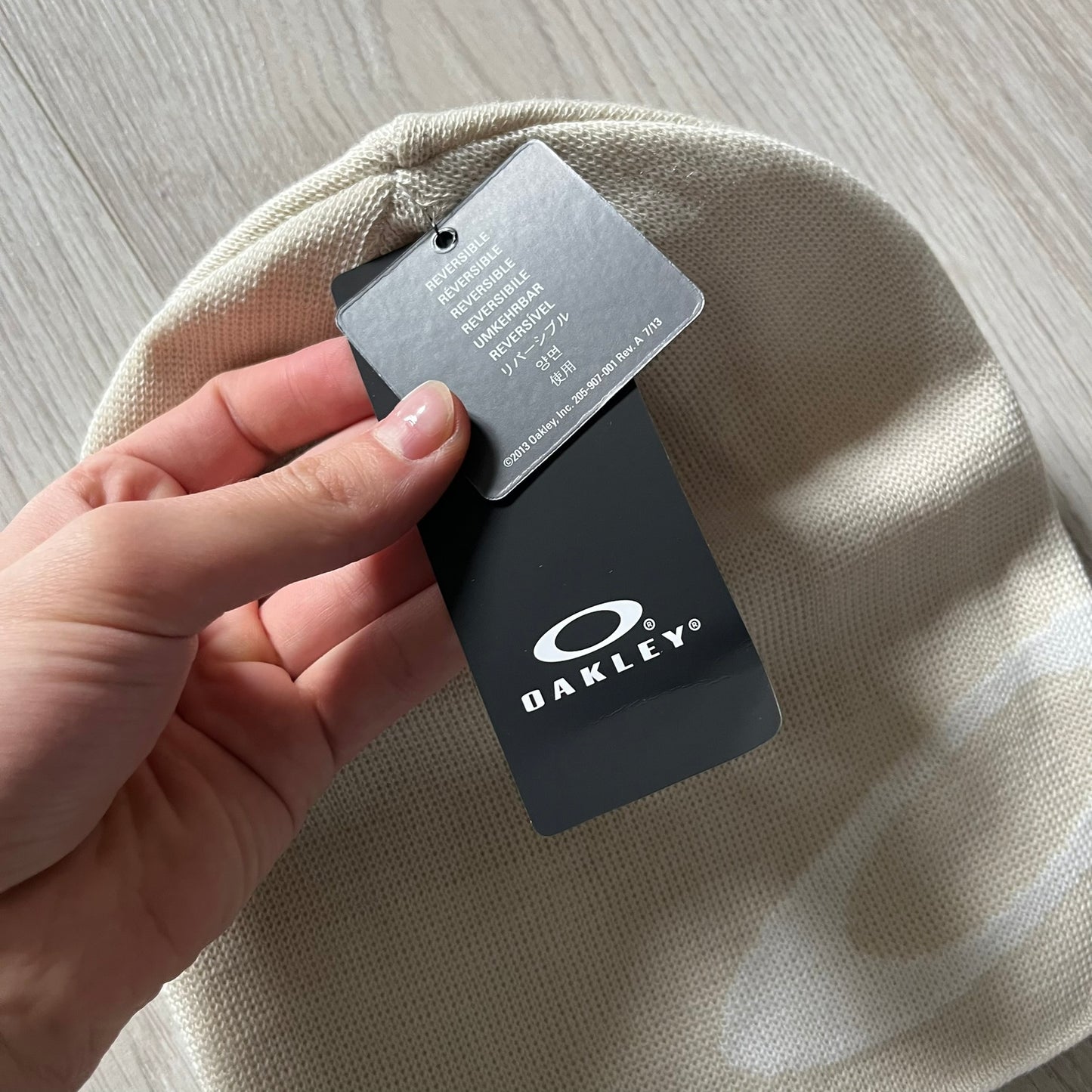 The Oakley Side Ellipse Beige Beanie is made from soft 100% acrylic and features a white tilted O ellipse logo on the side. Designed with a reversible construction for versatile use in changing conditions. A practical and understated piece from Oakley’s performance headwear line.