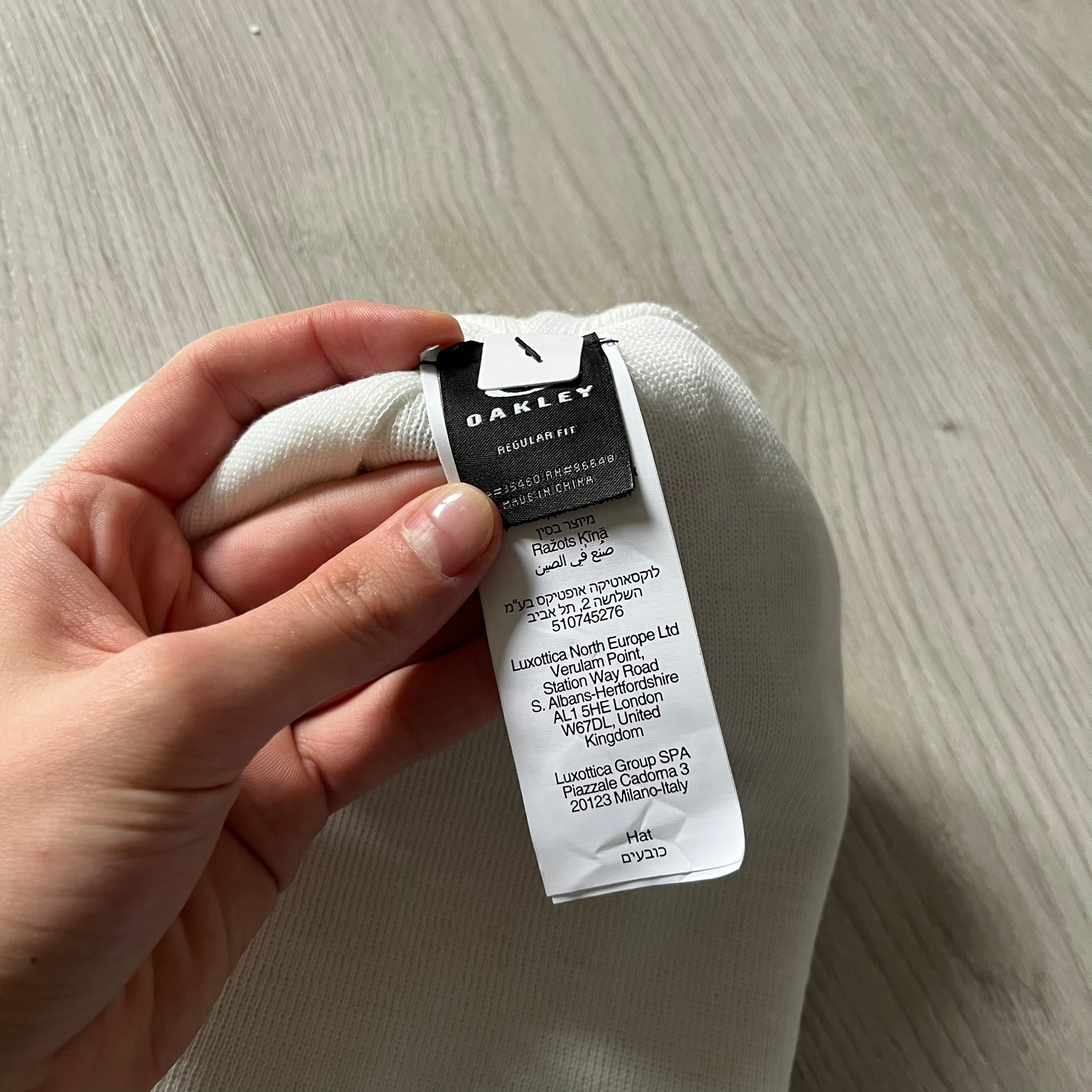 The Oakley Side Ellipse Beige Beanie is made from soft 100% acrylic and features a white tilted O ellipse logo on the side. Designed with a reversible construction for versatile use in changing conditions. A practical and understated piece from Oakley’s performance headwear line.