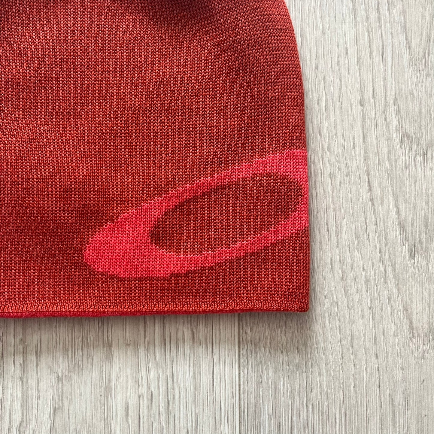 Oakley Side Ellipse beanie in flame red featuring a tilted lighter red O ellipse logo on the side. Reversible design and 100% acrylic construction make it both versatile and cozy. A clean, standout piece for casual and outdoor looks.