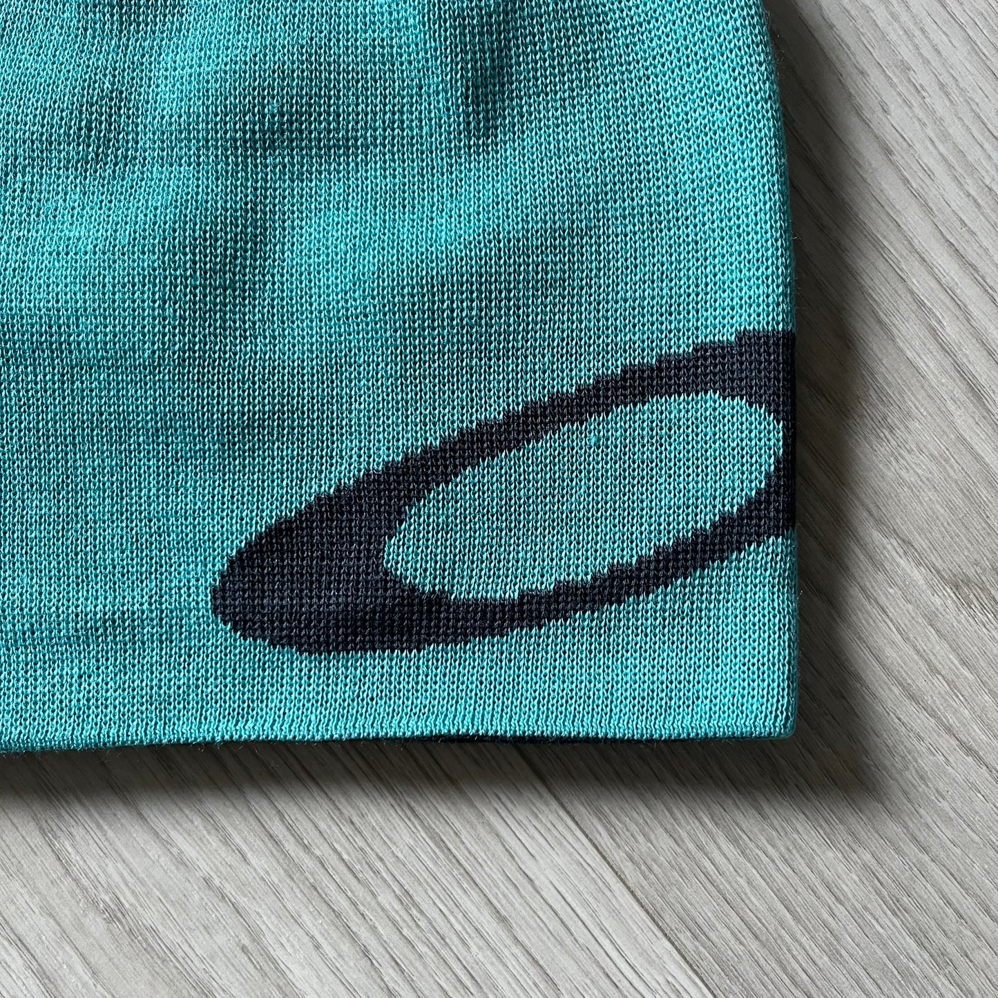 Oakley Turquoise Side Ellipse Beanie crafted from soft 100% acrylic fabric with a reversible two-sided build. Includes Oakley’s signature dark navy ellipse logo on the side. Designed for casual wear and outdoor performance with reliable warmth and fit.