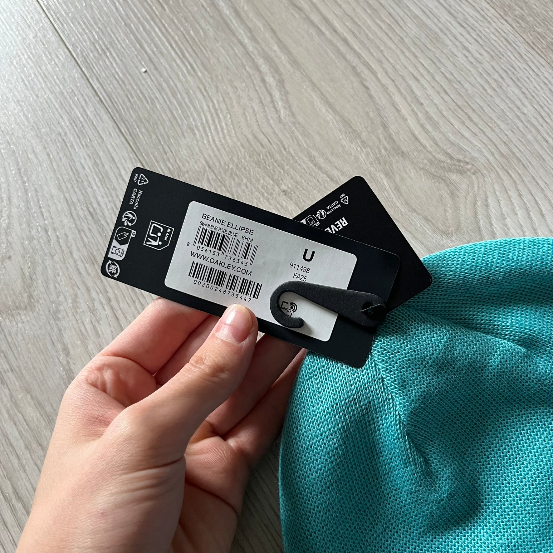 Oakley Turquoise Side Ellipse Beanie crafted from soft 100% acrylic fabric with a reversible two-sided build. Includes Oakley’s signature dark navy ellipse logo on the side. Designed for casual wear and outdoor performance with reliable warmth and fit.