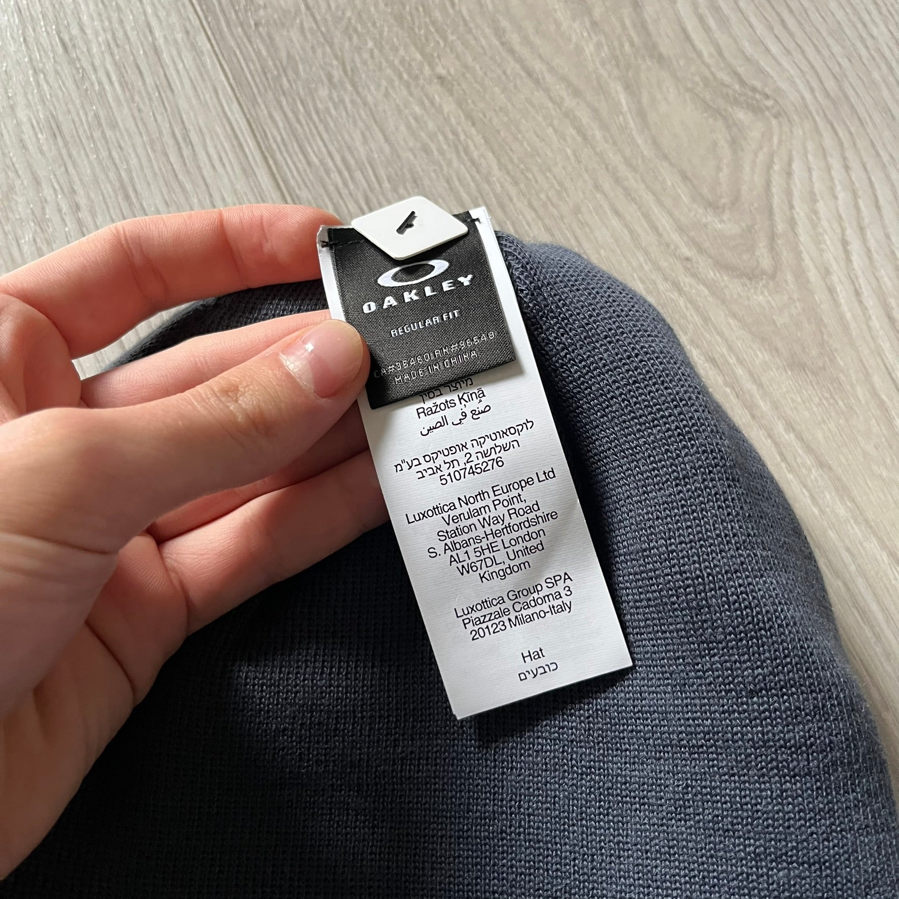 Oakley Turquoise Side Ellipse Beanie crafted from soft 100% acrylic fabric with a reversible two-sided build. Includes Oakley’s signature dark navy ellipse logo on the side. Designed for casual wear and outdoor performance with reliable warmth and fit.