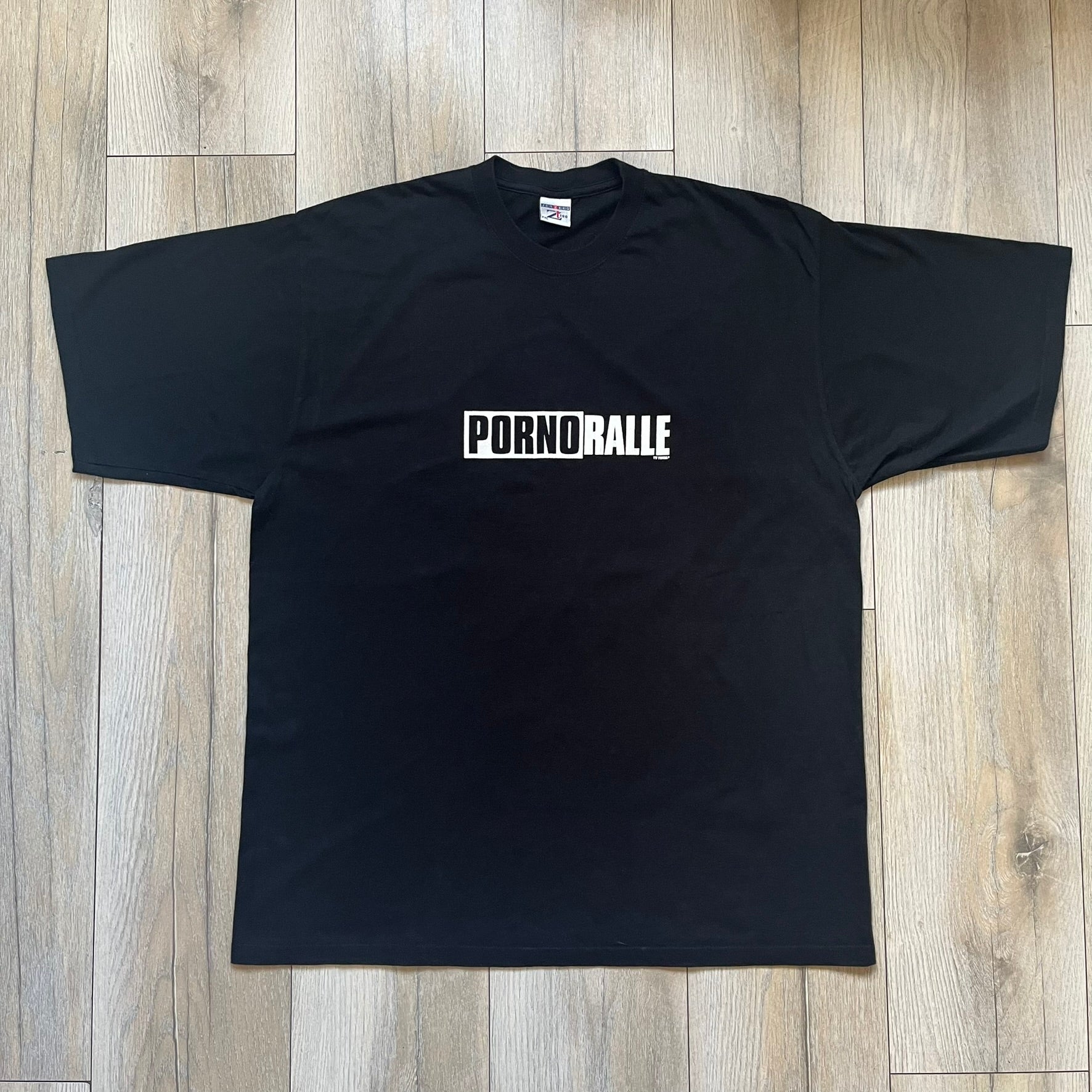PornoRalle TV 90's Black Tee – único13