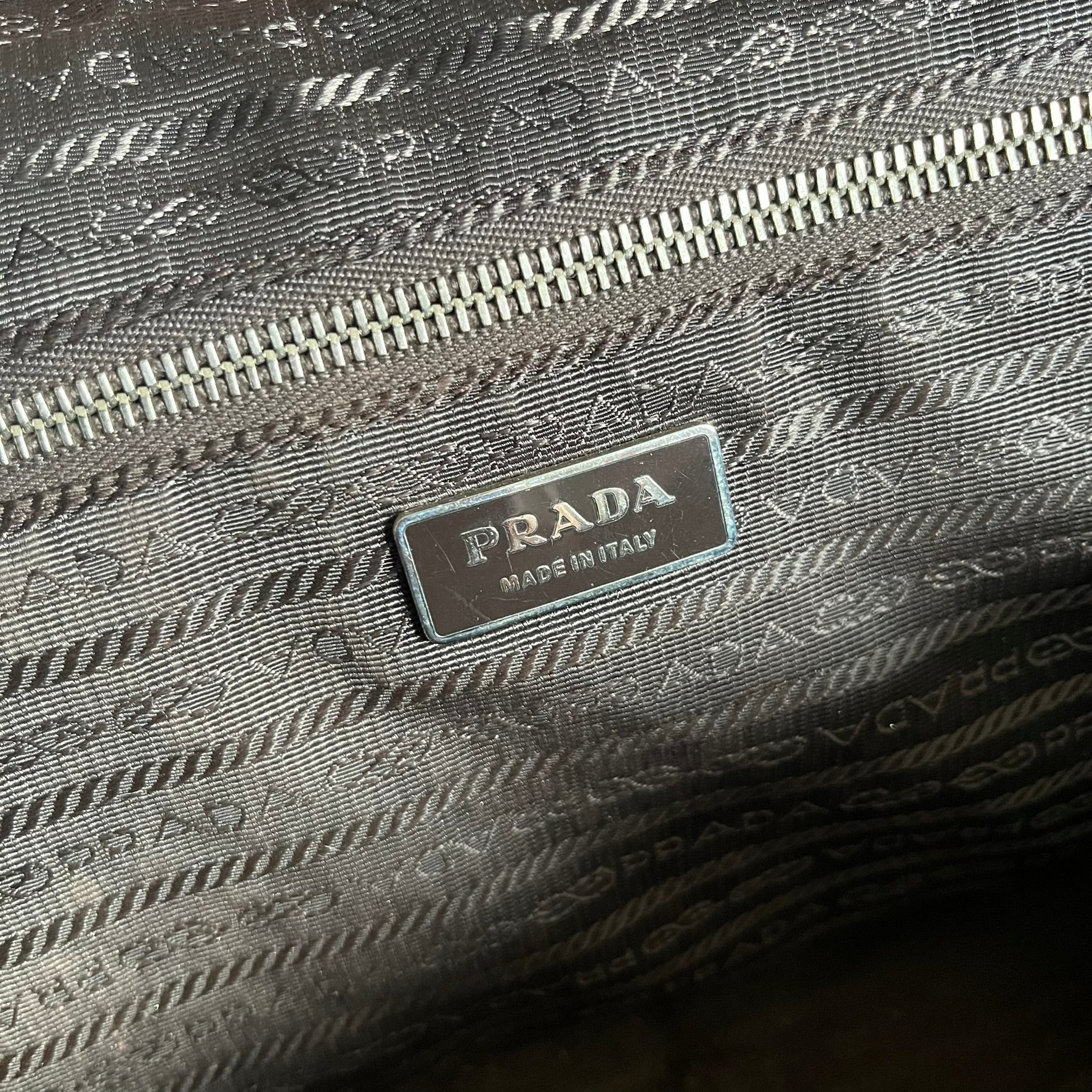 Vintage Prada Metallic Saffiano Bauletto Bag crafted from metallic gold saffiano leather embodies vintage elegance and modern luxury. Detailed with gold-tone hardware, dual handles, and original accessories, it’s a testament to Prada’s enduring craftsmanship. A collector’s piece made to shine on any occasion.