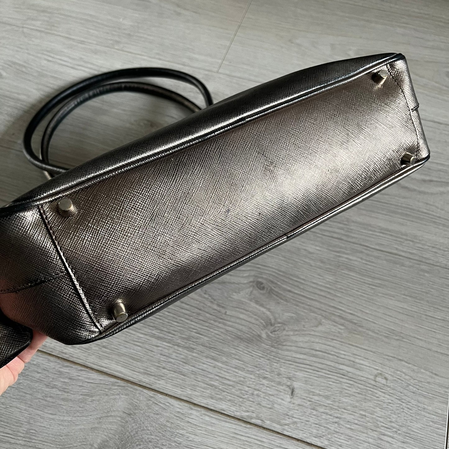 Vintage Prada Metallic Saffiano Bauletto Bag crafted from metallic gold saffiano leather embodies vintage elegance and modern luxury. Detailed with gold-tone hardware, dual handles, and original accessories, it’s a testament to Prada’s enduring craftsmanship. A collector’s piece made to shine on any occasion.