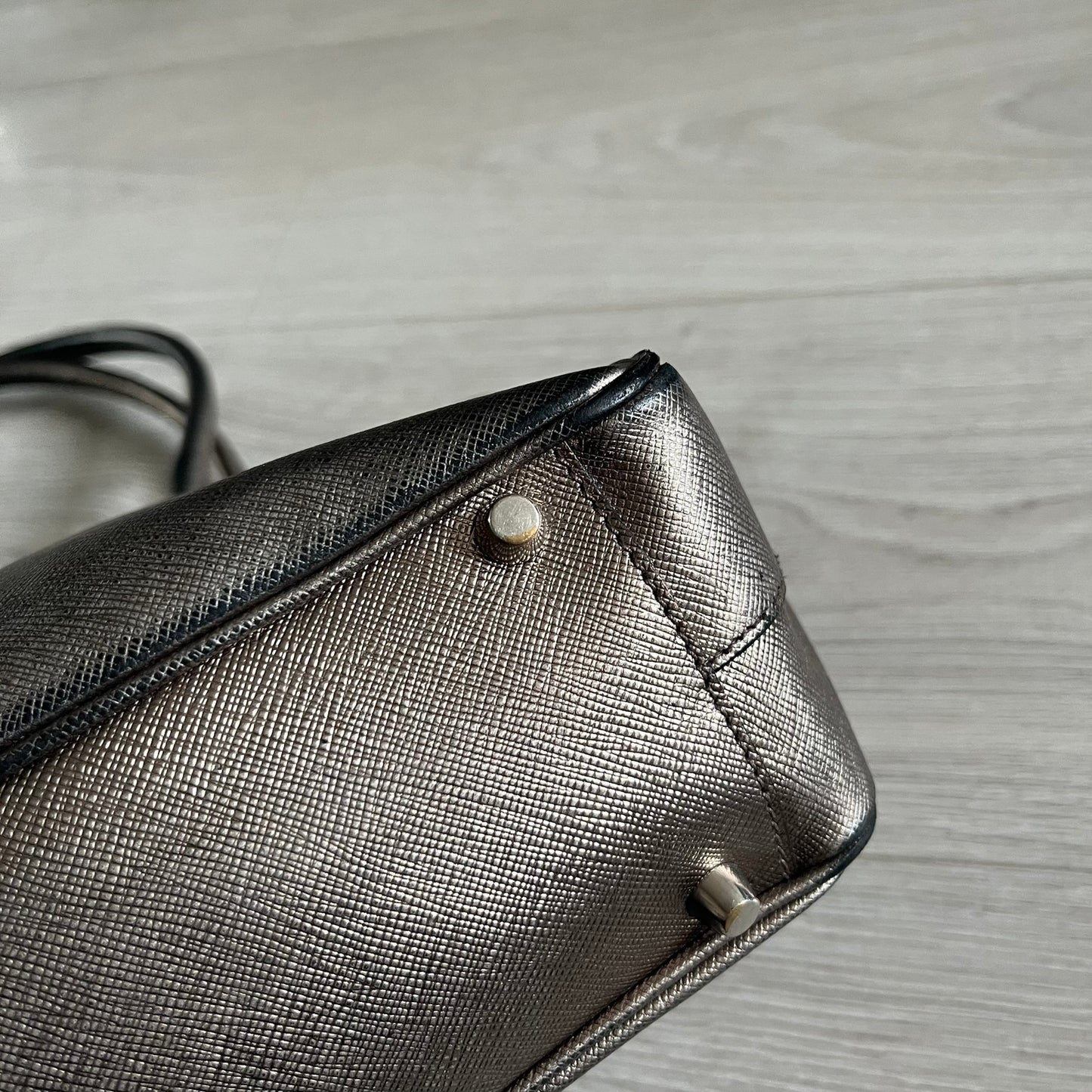 Vintage Prada Metallic Saffiano Bauletto Bag crafted from metallic gold saffiano leather embodies vintage elegance and modern luxury. Detailed with gold-tone hardware, dual handles, and original accessories, it’s a testament to Prada’s enduring craftsmanship. A collector’s piece made to shine on any occasion.