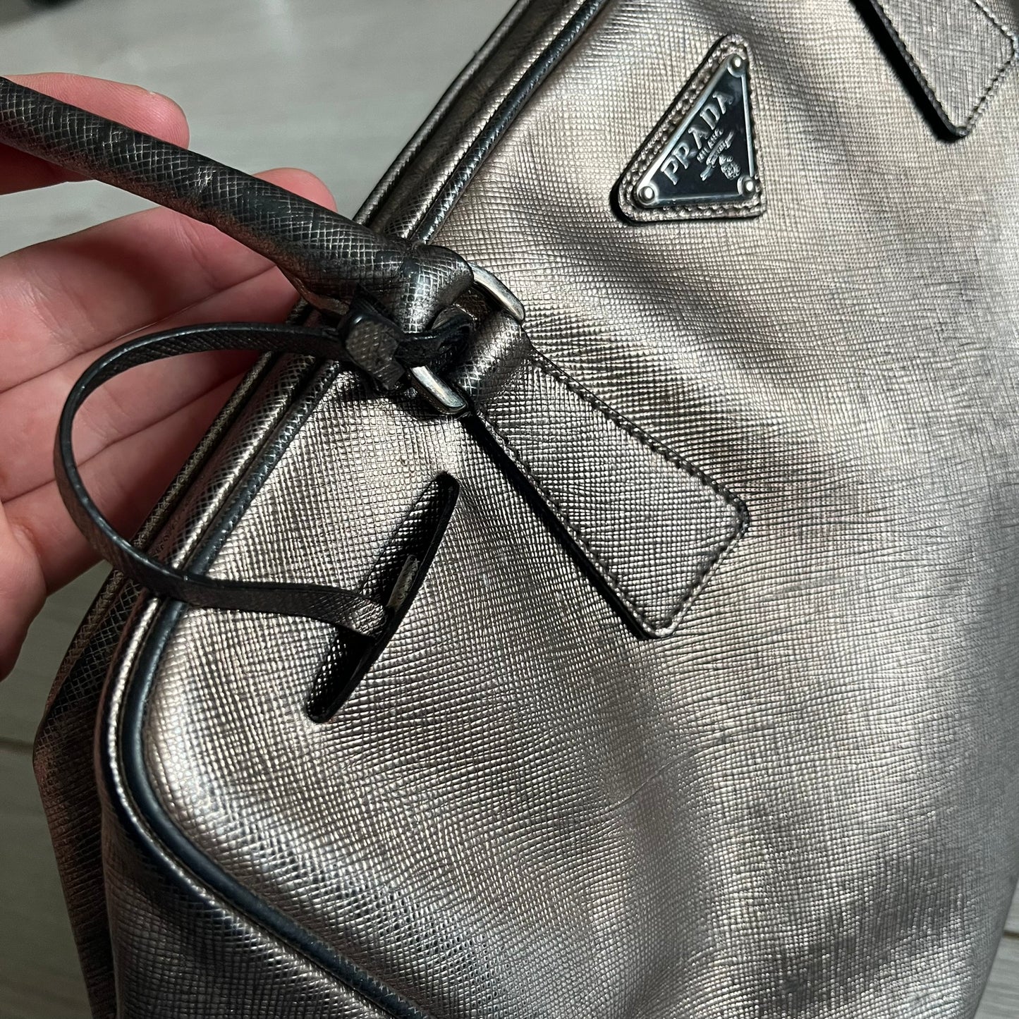 Vintage Prada Metallic Saffiano Bauletto Bag crafted from metallic gold saffiano leather embodies vintage elegance and modern luxury. Detailed with gold-tone hardware, dual handles, and original accessories, it’s a testament to Prada’s enduring craftsmanship. A collector’s piece made to shine on any occasion.