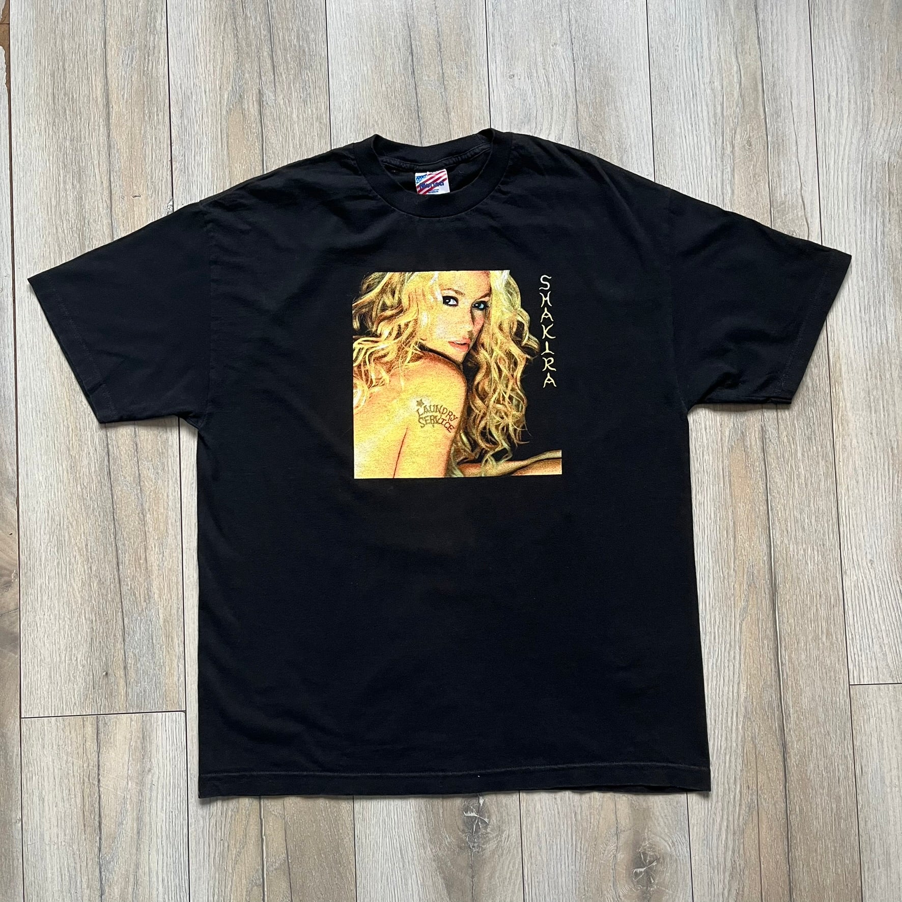 Shakira 2002 Tour De La Mangosta Concert Black Tee – único13