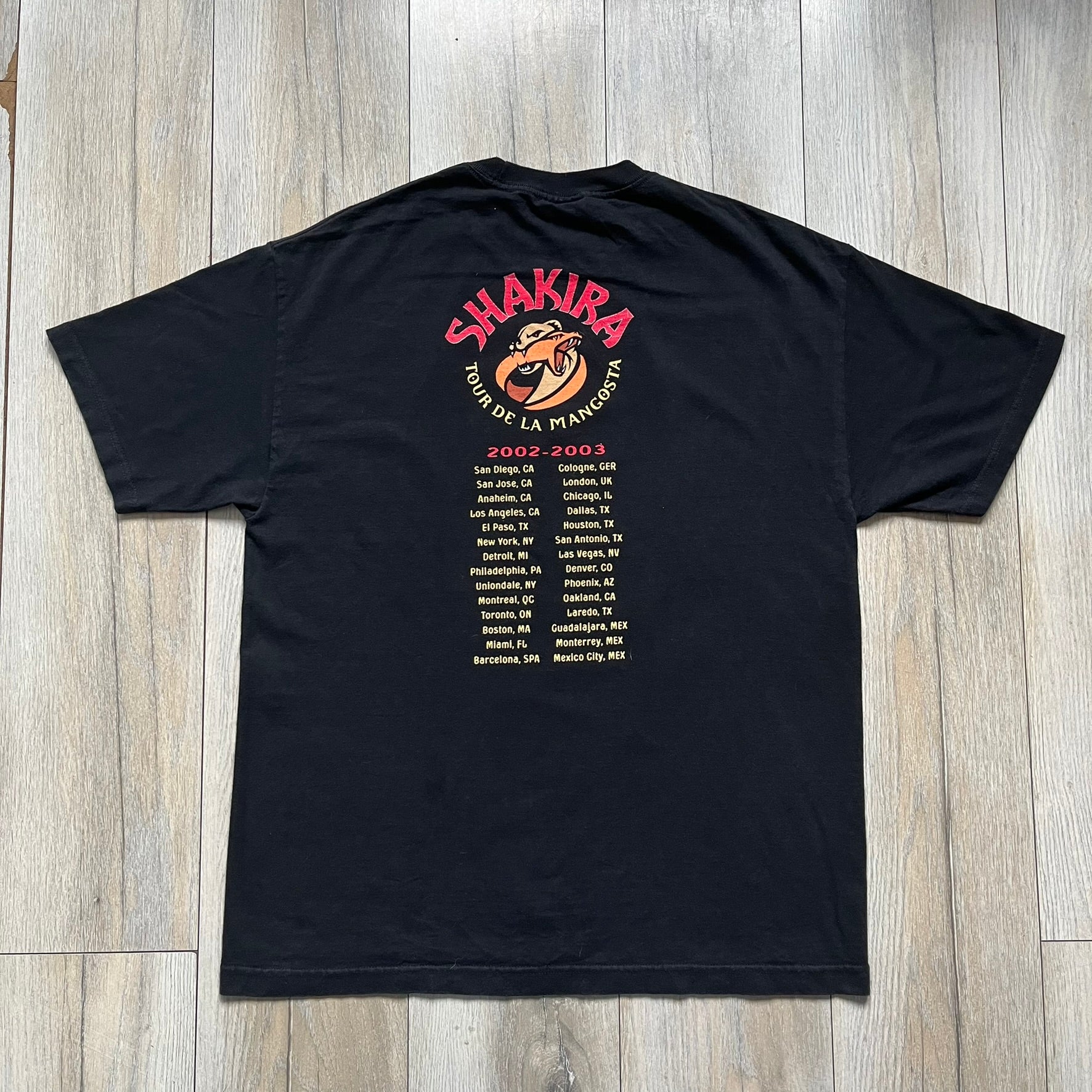 Shakira 2002 Tour De La Mangosta Concert Black Tee – único13