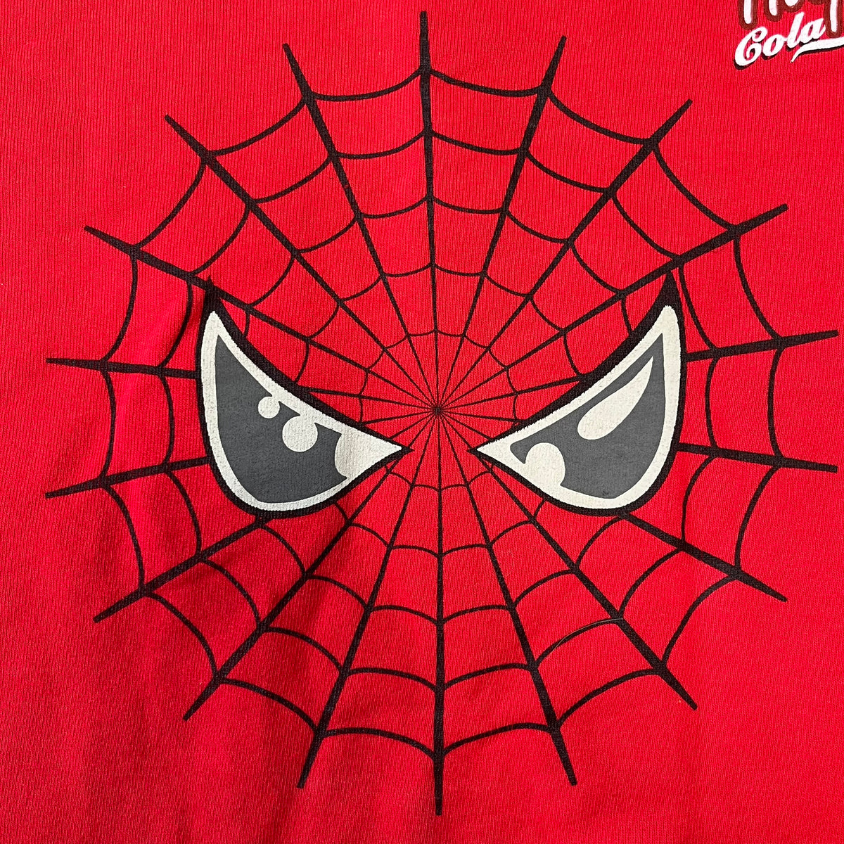 Spider-Man 2002 Hoop Cola Promo Red Crewneck is a rare Poland-exclusive crewneck made for the cross-promotional campaign between Hoop Cola and Warner Bros for the Spider-Man (2002) film. It was never sold in stores and was given out only as a prize in the SMS code contest. The cotton crewneck features web with eyes graphic in the middle, Spider-Man logo under and a Hoop Cola logo above.