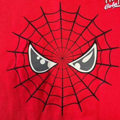 Spider-Man 2002 Hoop Cola Promo Red Crewneck is a rare Poland-exclusive crewneck made for the cross-promotional campaign between Hoop Cola and Warner Bros for the Spider-Man (2002) film. It was never sold in stores and was given out only as a prize in the SMS code contest. The cotton crewneck features web with eyes graphic in the middle, Spider-Man logo under and a Hoop Cola logo above.
