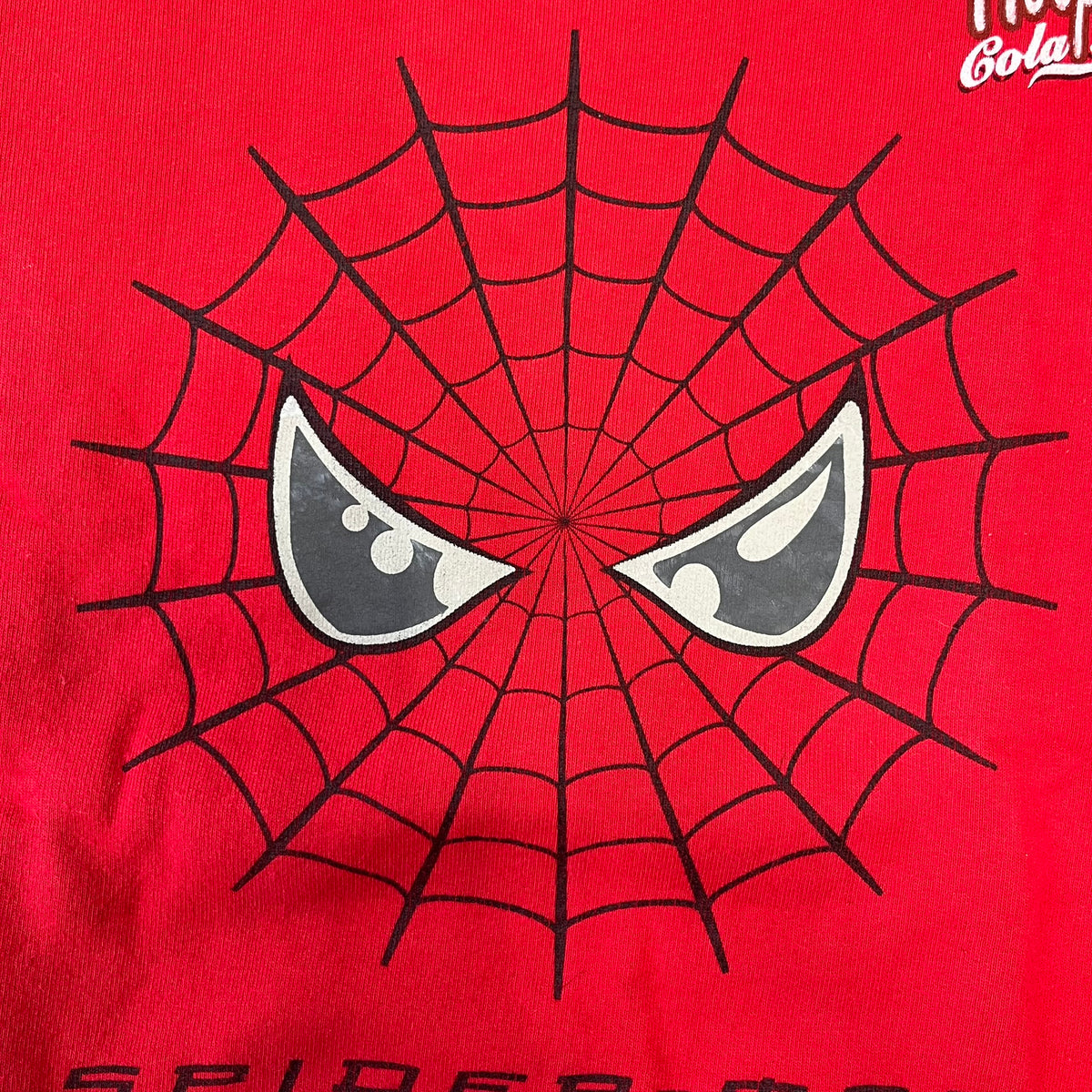 Spider-Man 2002 Hoop Cola Promo Red Crewneck is a rare Poland-exclusive crewneck made for the cross-promotional campaign between Hoop Cola and Warner Bros for the Spider-Man (2002) film. It was never sold in stores and was given out only as a prize in the SMS code contest. The cotton crewneck features web with eyes graphic in the middle, Spider-Man logo under and a Hoop Cola logo above.