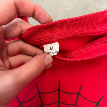 Spider-Man 2002 Hoop Cola Promo Red Crewneck is a rare Poland-exclusive crewneck made for the cross-promotional campaign between Hoop Cola and Warner Bros for the Spider-Man (2002) film. It was never sold in stores and was given out only as a prize in the SMS code contest. The cotton crewneck features web with eyes graphic in the middle, Spider-Man logo under and a Hoop Cola logo above.