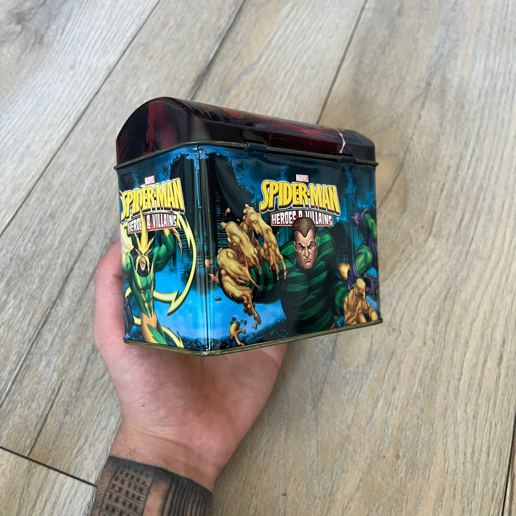 Spider-Man Heroes &amp; Villains 2008 Card Set includes a random amount of foil and standard cards, stored in a collectible metal box. Originally sold with the Spider-Man Heroes &amp; Villains Collection magazine, these cards can be collected or used to play multiple official games.