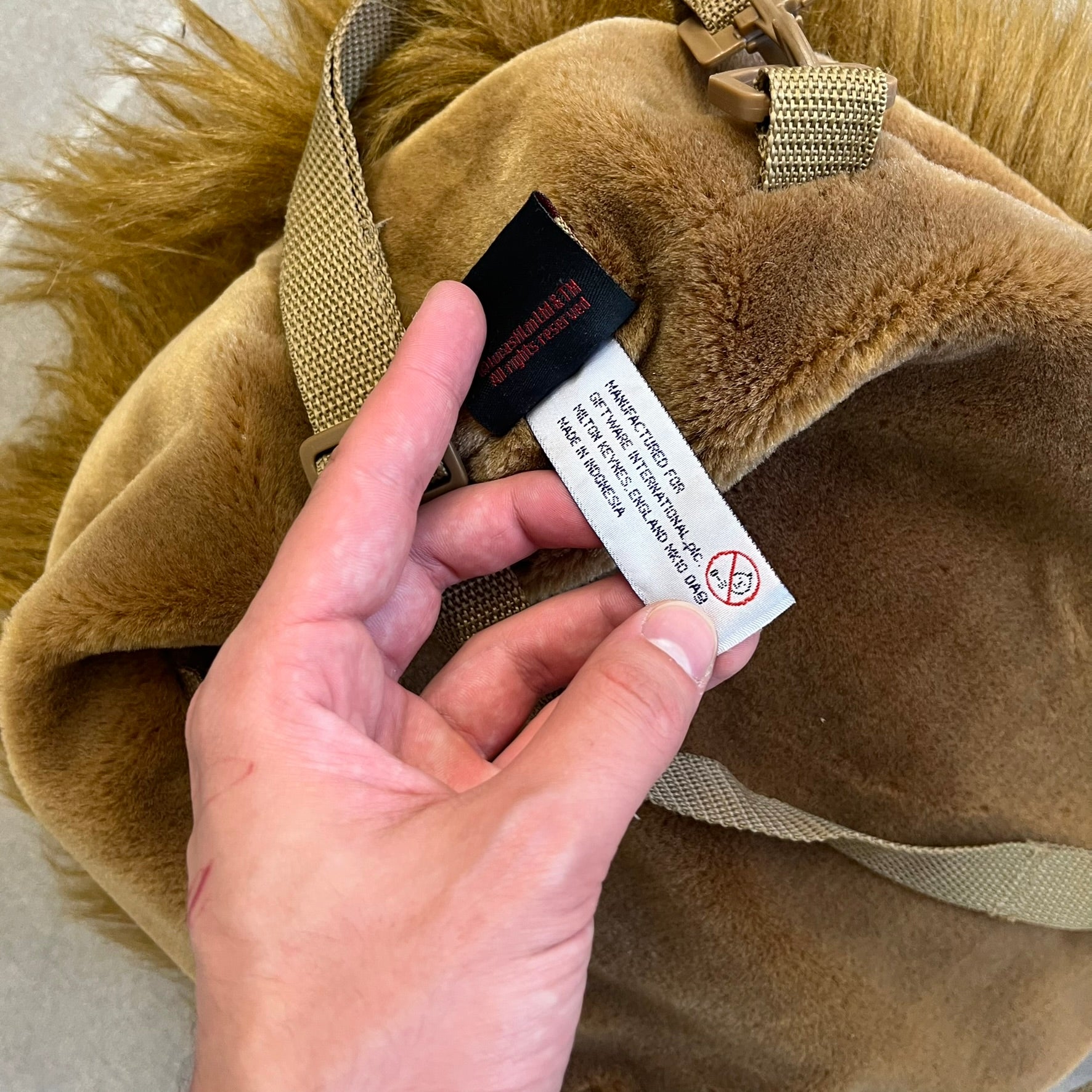  Star Wars 1990s Chewbacca Head Backpack is a novelty bag designed in the shape of Chewbacca’s head. The exterior features a furry construction with plastic eyes and a leather-like nose and mouth. It includes an adjustable shoulder straps, a single main compartment and a red Star Wars licensed tag.