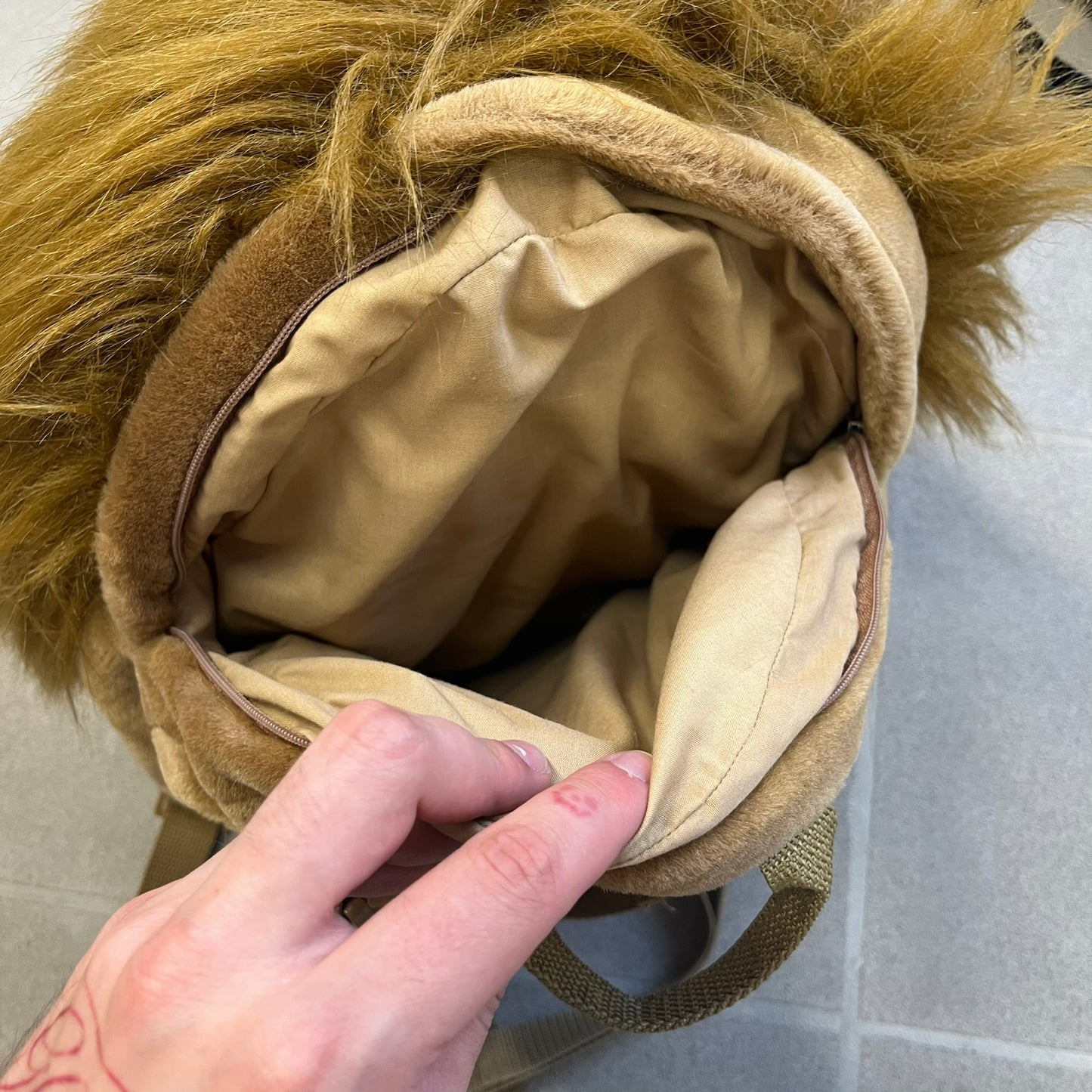  Star Wars 1990s Chewbacca Head Backpack is a novelty bag designed in the shape of Chewbacca’s head. The exterior features a furry construction with plastic eyes and a leather-like nose and mouth. It includes an adjustable shoulder straps, a single main compartment and a red Star Wars licensed tag.