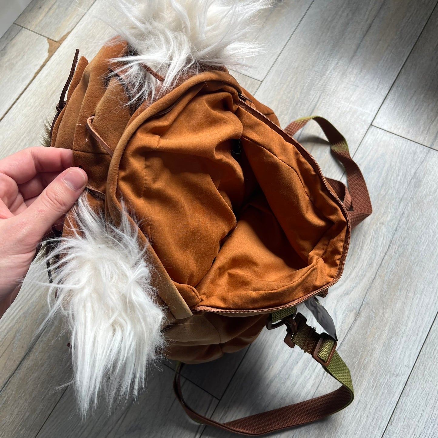 Star Wars 1990s Ewok Wicket Head Backpack is a plush backpack designed in the shape of the Ewok character Wicket W. Warrick. The bag features a brown Ewok face with a white beard and a brown hood, along with green camo-style shoulder straps. It includes a 1990s Star Wars neck tag and original paper tag.