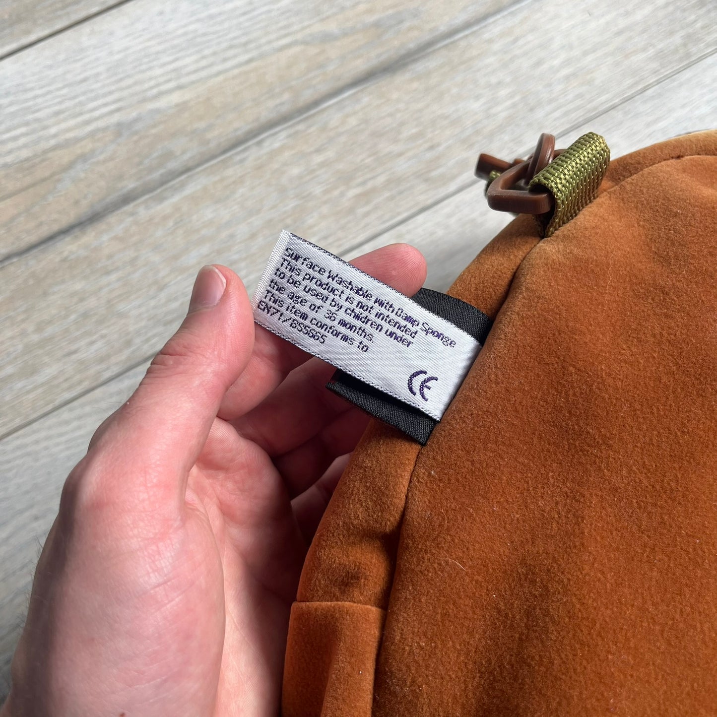 Star Wars 1990s Ewok Wicket Head Backpack is a plush backpack designed in the shape of the Ewok character Wicket W. Warrick. The bag features a brown Ewok face with a white beard and a brown hood, along with green camo-style shoulder straps. It includes a 1990s Star Wars neck tag and original paper tag.