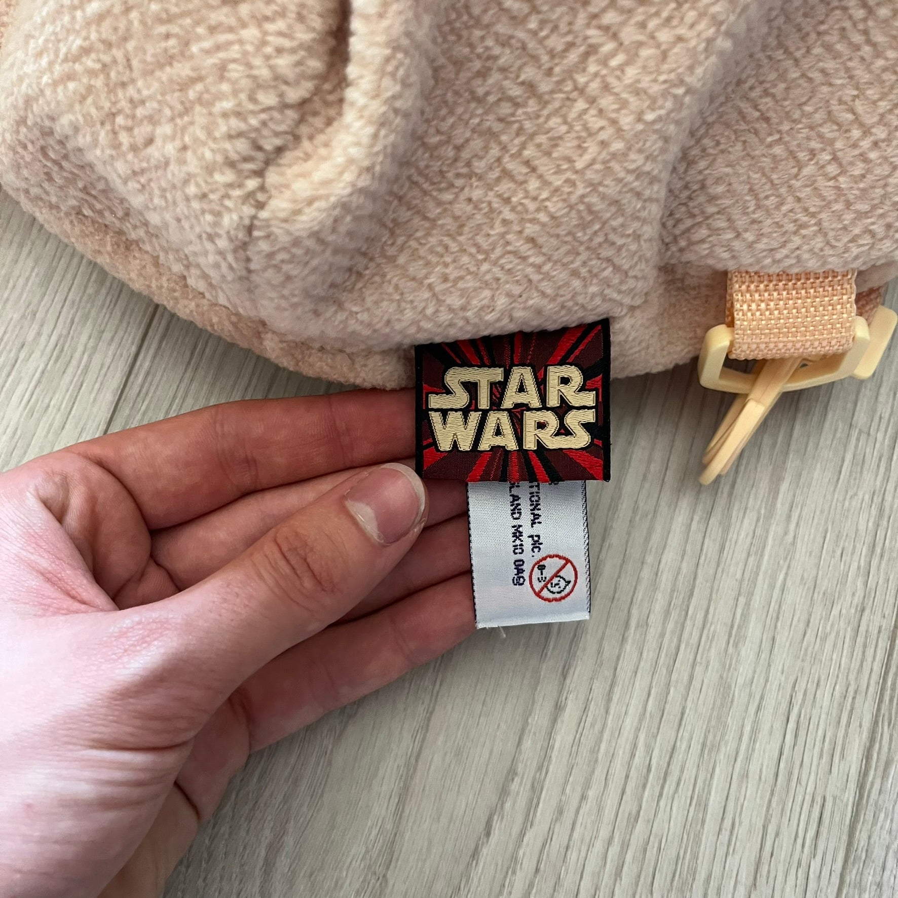 Vintage 1990s Star Wars backpack shaped like Jar Jar Binks’ head, complete with oversized ears for a playful, collectible design. This nostalgic piece captures the quirky charm of the character while offering functional storage. A rare, fun accessory for fans of classic Star Wars memorabilia.
