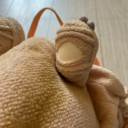 Vintage 1990s Star Wars backpack shaped like Jar Jar Binks’ head, complete with oversized ears for a playful, collectible design. This nostalgic piece captures the quirky charm of the character while offering functional storage. A rare, fun accessory for fans of classic Star Wars memorabilia.