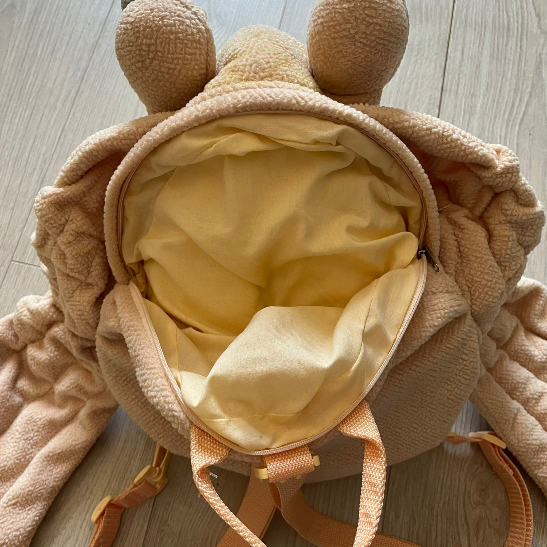 Vintage 1990s Star Wars backpack shaped like Jar Jar Binks’ head, complete with oversized ears for a playful, collectible design. This nostalgic piece captures the quirky charm of the character while offering functional storage. A rare, fun accessory for fans of classic Star Wars memorabilia.