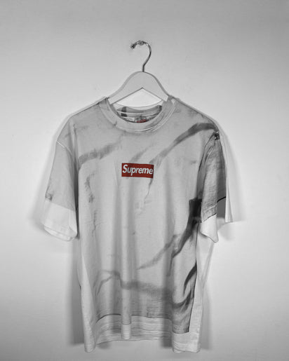 Shop the best of streetwear at Único13 and elevate your wardrobe with exclusive, on-trend pieces. Discover premium brands like Supreme, BAPE, and more, featuring high-quality designs that blend style, comfort, and individuality. From statement items to timeless staples, our streetwear collection keeps you ahead of the trends.