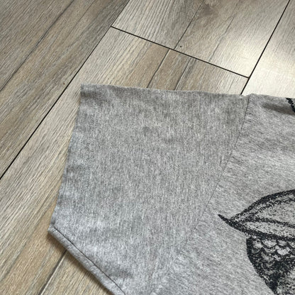 Supreme FW07 WTAPS “Live To Ride, Ride To Live” Gray Tee is a gray short-sleeve T-shirt released in Autumn/Winter 2007. The front features a black sketch of Robin on a skateboard with a small red Supreme logo beside it, while the upper back displays bold “Live To Ride, Ride To Live” text. The T-shirt was designed by Tetsu Nishiyama (WTAPS).