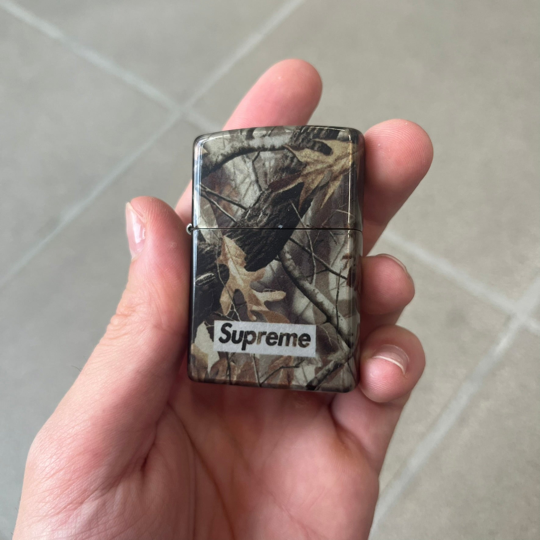 Supreme FW26 RealTree Camo Logo Zippo Lighter – único13