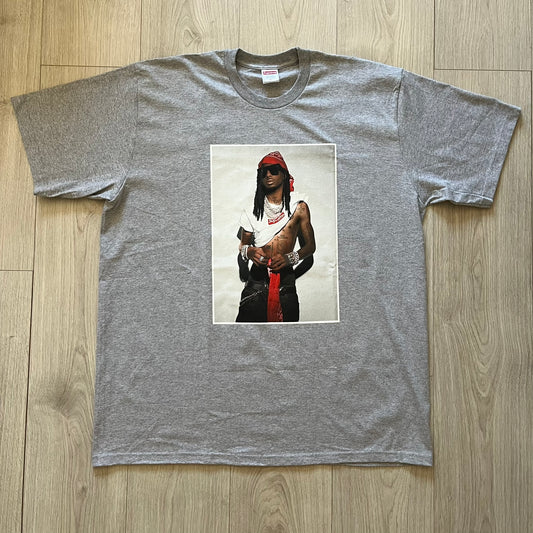 Supreme Playboi Carti photo tee in Heather Gray from the FW25 collection, featuring a large front print of the influential rapper. Crafted from soft cotton, it merges Supreme’s iconic photo tee format with Carti’s distinct cultural presence.