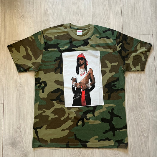  Supreme Playboi Carti photo tee in Woodland Camo from the FW25 collection, featuring a large front print of the influential rapper. Crafted from soft cotton, it merges Supreme’s iconic photo tee format with Carti’s distinct cultural presence.