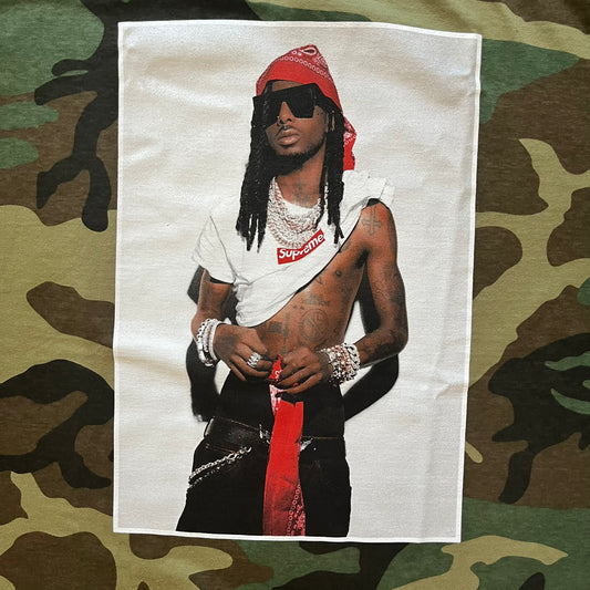  Supreme Playboi Carti photo tee in Woodland Camo from the FW25 collection, featuring a large front print of the influential rapper. Crafted from soft cotton, it merges Supreme’s iconic photo tee format with Carti’s distinct cultural presence.