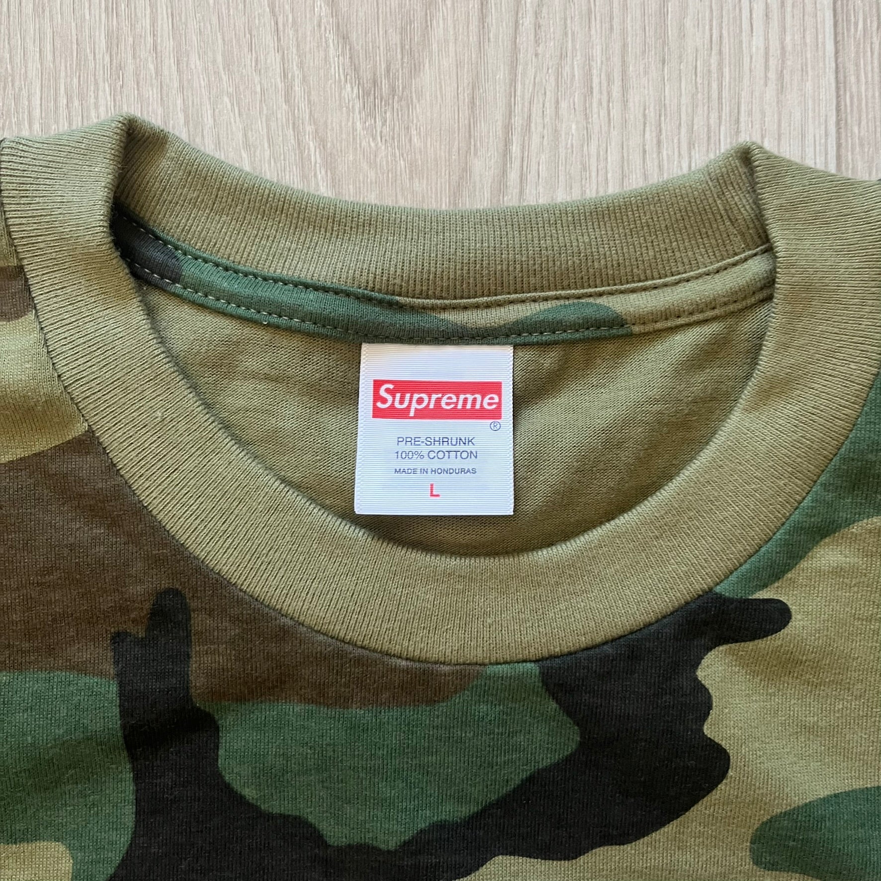  Supreme Playboi Carti photo tee in Woodland Camo from the FW25 collection, featuring a large front print of the influential rapper. Crafted from soft cotton, it merges Supreme’s iconic photo tee format with Carti’s distinct cultural presence.